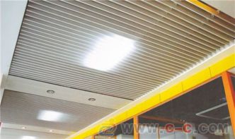 弗嵐思防火耐候大型廣場掛片鋁天花 現(xiàn)代建筑的安全與美學(xué)選擇